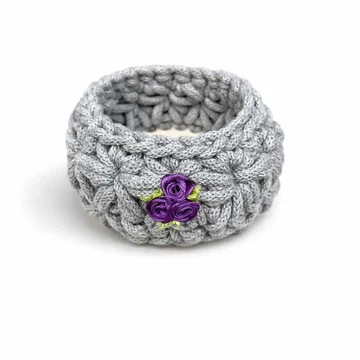 szurke horgolt kosar diszviraggal 13 cm Splendid zsinorfonal ZIKODesign