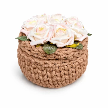 Toast színű horgolt kosár virágos fedővel 16 cm Splendid zsinórfonal ZIKODesign