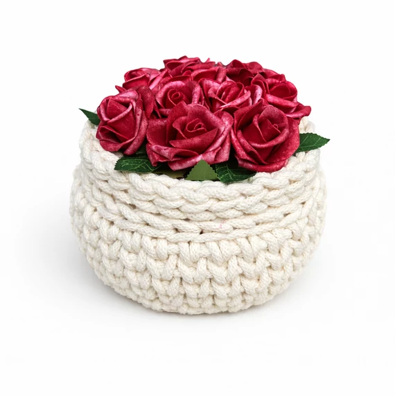 Virágos horgolt kosár piros rózsákkal - Ekrü 16 cm