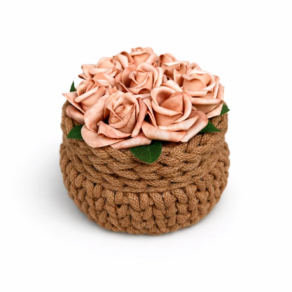 fahéj színű horgolt kosár virágos fedővel 14 cm Splendid zsinórfonal ZIKODesign