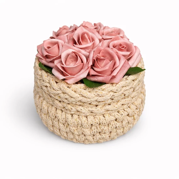 bézs arany horgolt kosár virágos fedővel 14 cm Sznur zsinórfonal ZIKODesign