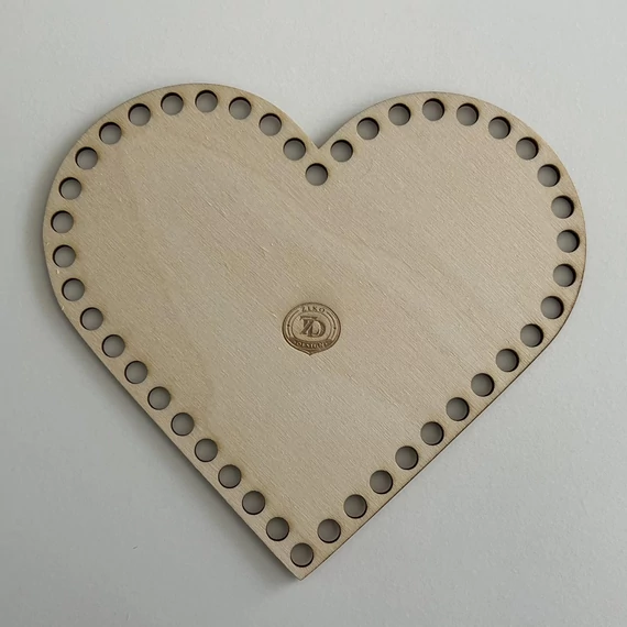 Szív alakú horgolható fa alap 5 mm zsinórfonalhoz 20x18 cm