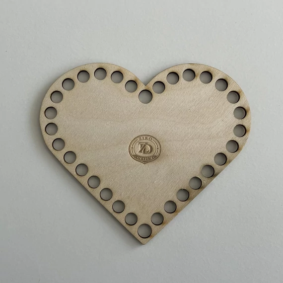 Szív alakú horgolható fa alap 5 mm zsinórfonalhoz 14x12 cm