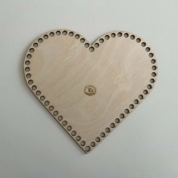 Szív alakú horgolható fa alap 5 mm zsinórfonalhoz 24x22 cm